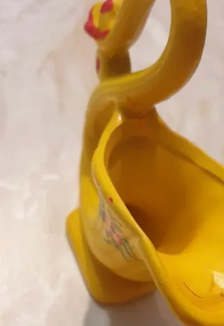 Vaso giallo decorato con fiori