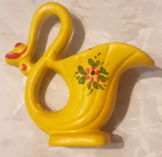 Vaso giallo decorato con fiori