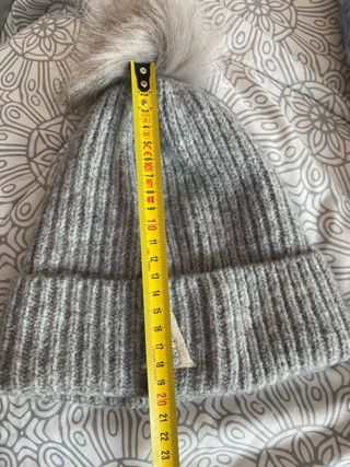 Gorro gris con pompón y letra A