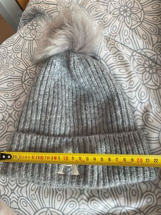 Gorro gris con pompón y letra A