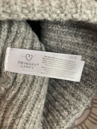 Gorro gris con pompón y letra A