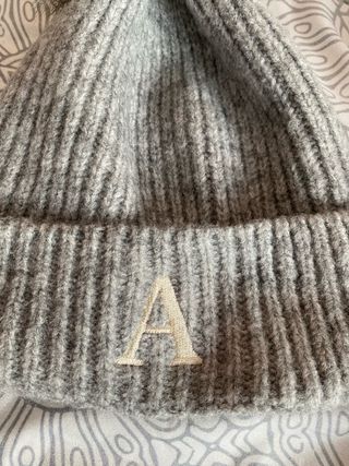 Gorro gris con pompón y letra A
