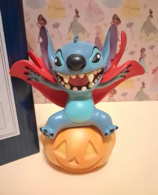 Stitch de Disney con capa de vampiro y calabaza