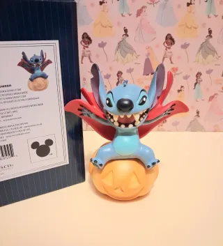Stitch de Disney con capa de vampiro y calabaza