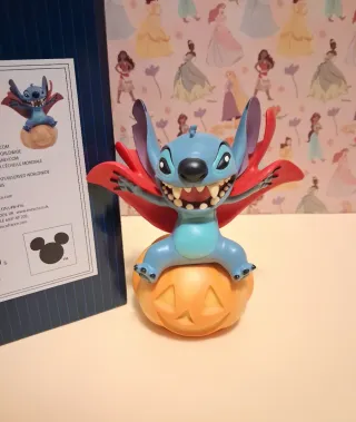 Stitch de Disney con capa de vampiro y calabaza