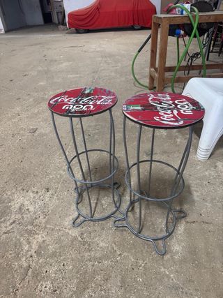 Mesas altas y sillas Coca-Cola
