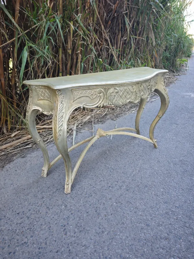 Consola estilo Luis XV beige y dorada