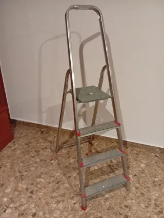 Escalera metálica 4 peldaños