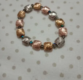 Bracciale con perle color oro e argento