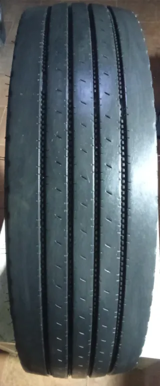 Neumático 215/75 R17'5 135/133 L 860kPa
