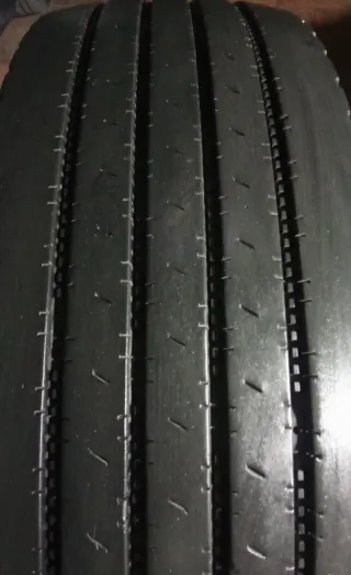 Neumático 215/75 R17'5 135/133 L 860kPa