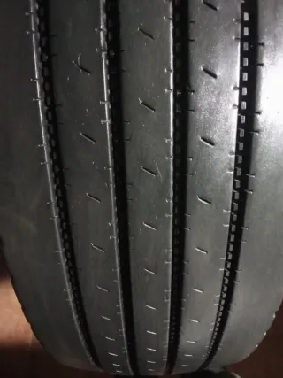 Neumático 215/75 R17'5 135/133 L 860kPa