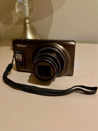 Nikon Coolpix S9500 - Marrón chocolate - Flash