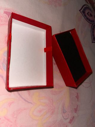 Cajita de regalo roja con lazo