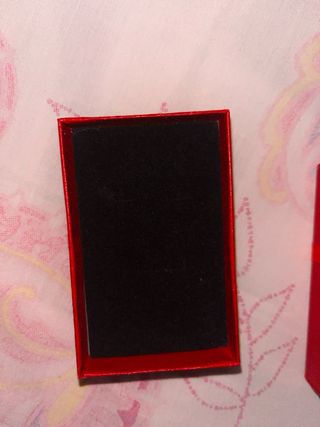 Cajita de regalo roja con lazo