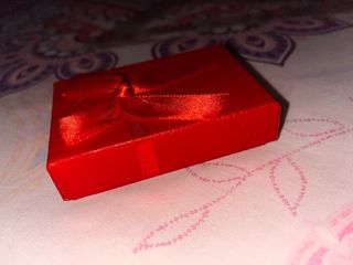 Cajita de regalo roja con lazo