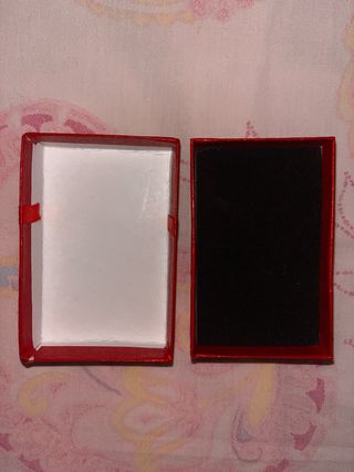 Cajita de regalo roja con lazo