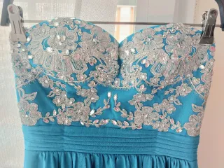 Vestido de gala azul con corpiño joya