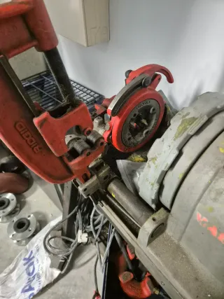 Roscadora y Cortadora de Tubos