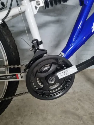 Bicicleta de montaña azul y blanca