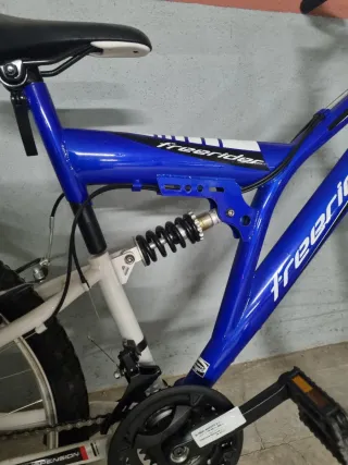 Bicicleta de montaña azul y blanca