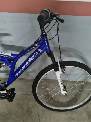 Bicicleta de montaña azul y blanca