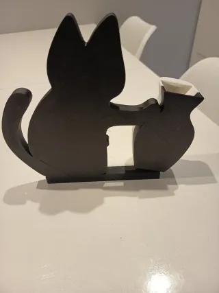 Figura gato negro con jarrón blanco