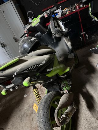 Yamaha Aerox Scooter Negro y Verde