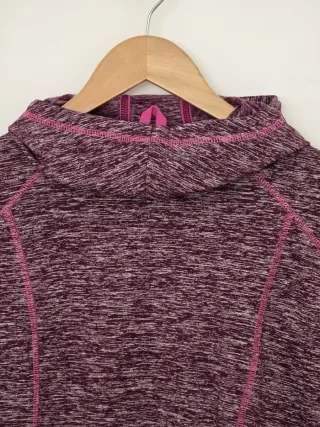 Sudadera con capucha y detalles rosas