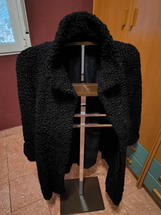 Abrigo sintético imitación Astracán negro