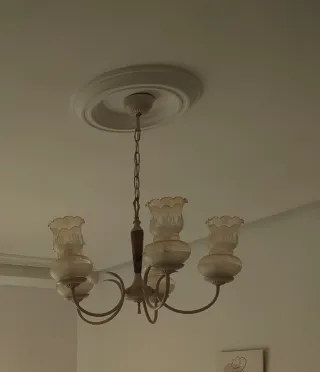 Lámpara de techo de cristal y madera