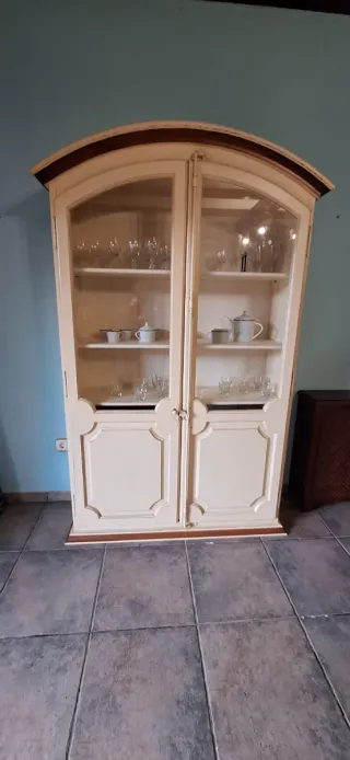 Vitrina de madera y cristal