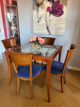 Mesa comedor cristal y 4 sillas madera