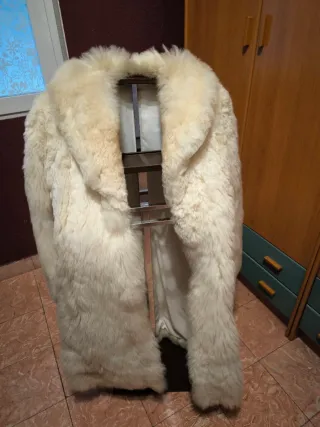 Abrigo sintético imitación zorro blanco