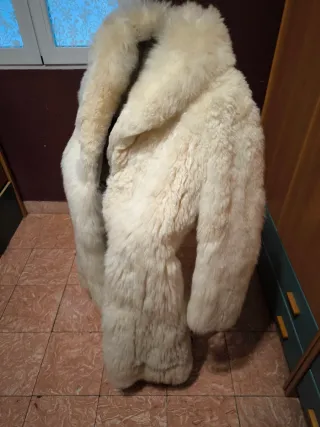 Abrigo sintético imitación zorro blanco