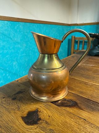 Antica brocca in rame e ottone martellato massiccio