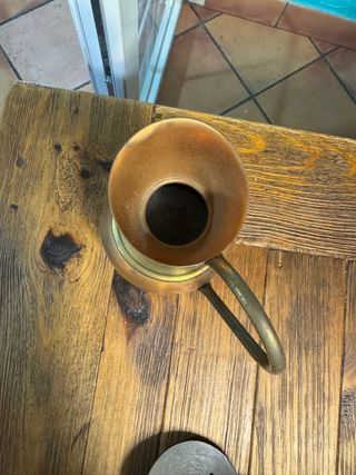 Antica brocca in rame e ottone martellato massiccio