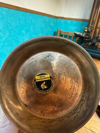 Antica brocca in rame e ottone martellato massiccio