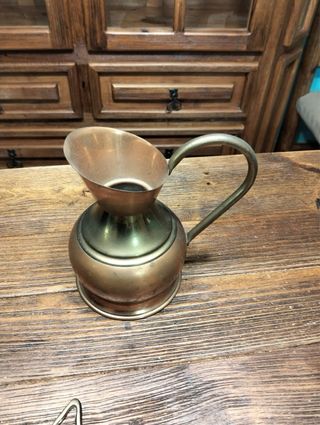 Antica brocca in rame e ottone martellato massiccio