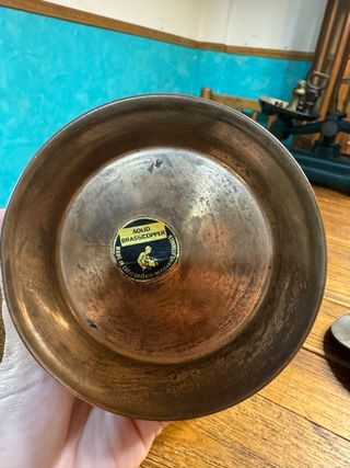 Antica brocca in rame e ottone martellato massiccio