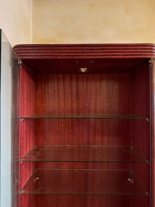 Mueble vitrina madera y cristal