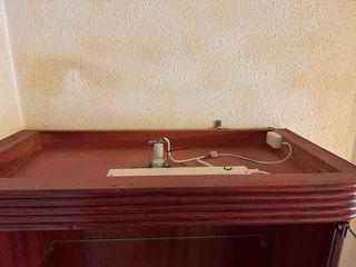 Mueble vitrina madera y cristal