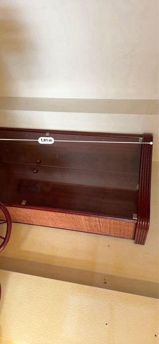 Mueble vitrina madera y cristal