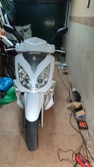 Maxi Scooter Benelli 350cc Blanca