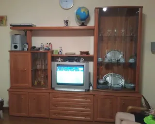 Mueble de salón madera y cristal