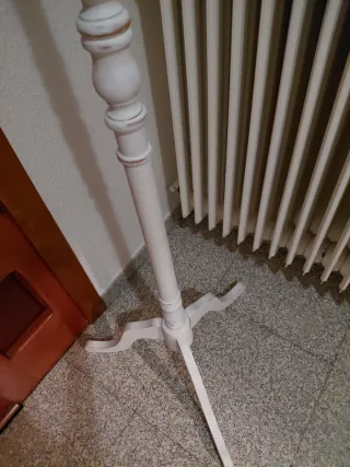 Perchero de pie blanco envejecido