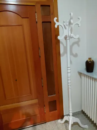 Perchero de pie blanco envejecido