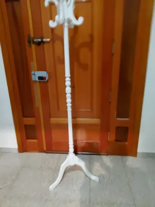 Perchero de pie blanco envejecido