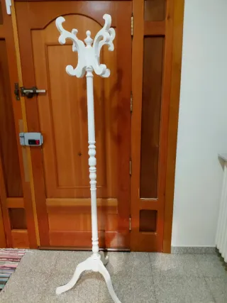 Perchero de pie blanco envejecido