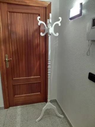 Perchero de pie blanco envejecido